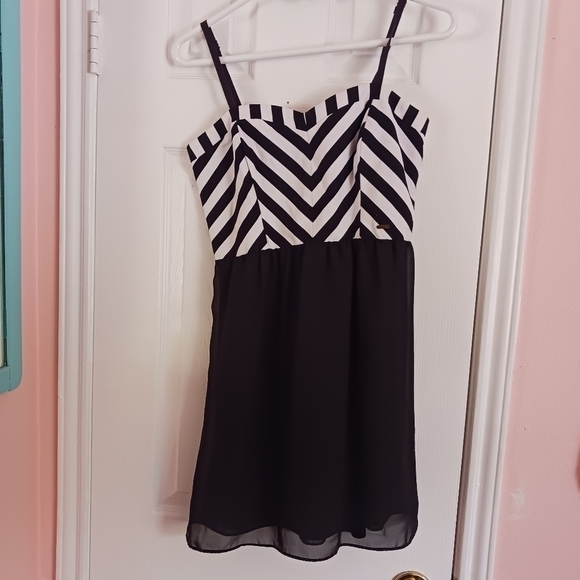 VOLCOM DRESS - Picture 1 of 4